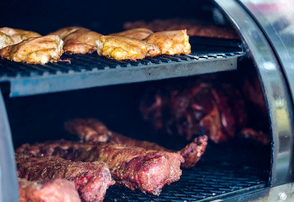 Catering mit BBQ Smoker mit Fleisch auf dem Grill