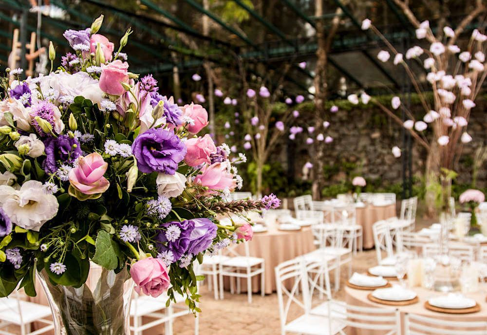 Vom Hochzeit-Caterer präparierter Saal mit Geschirr und Blumen in Düsseldorf