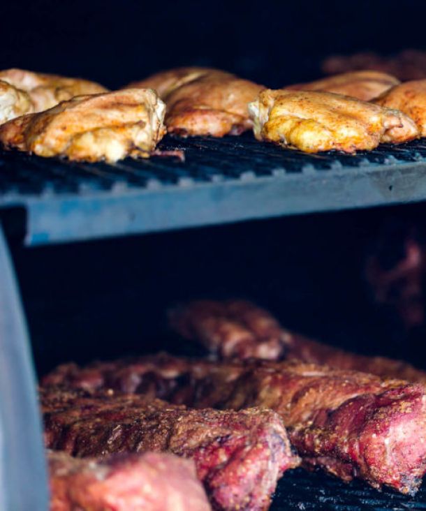 BBQ Spare Ribs im Smoker für Catering