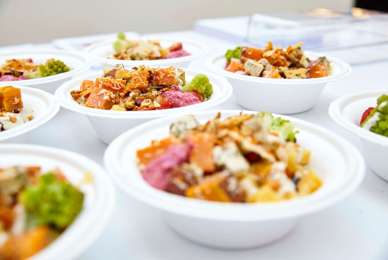 Tisch mit Streetfood Bowls für eine Verkostung bei einem Hochzeitsempfang